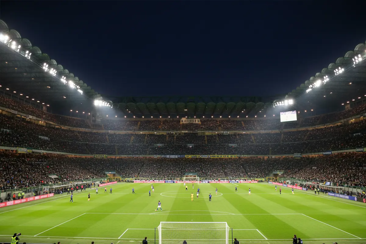Stadio San Siro illuminato durante una partita serale dell'Inter in Serie A