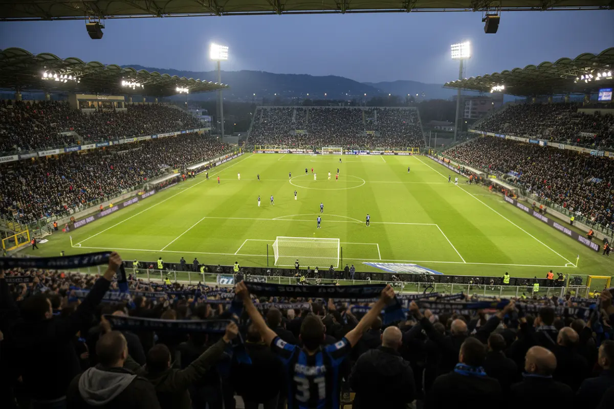 Stadio dell'Atalanta a Bergamo durante una partita di Serie A con tifosi sugli spalti