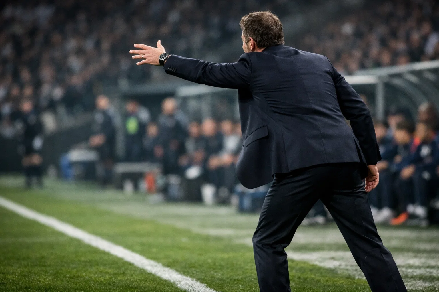 Allenatore di calcio che dirige la squadra dalla panchina