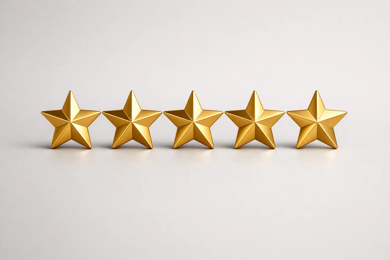 Cinque stelle dorate allineate su sfondo neutro professionale