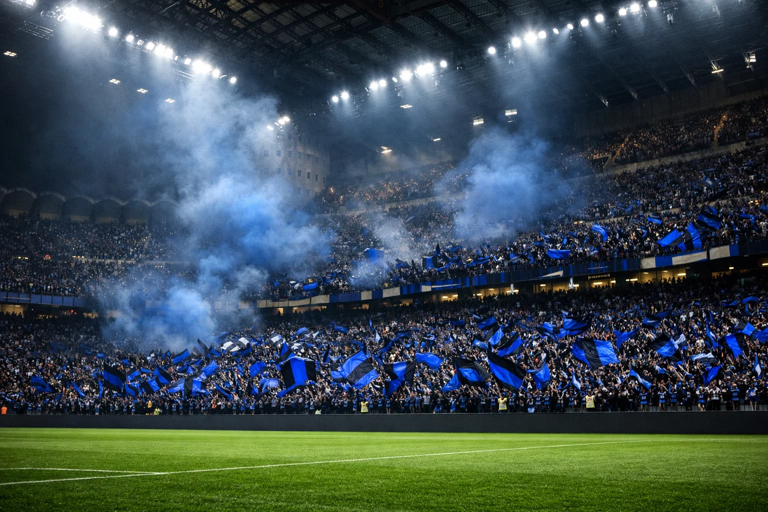 Tifosi Inter allo stadio San Siro con bandiere nerazzurre